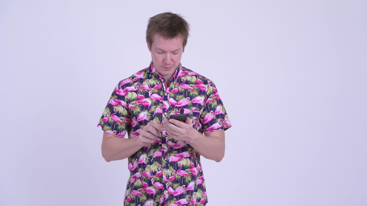 큰 배를 가진 젊은 관광객