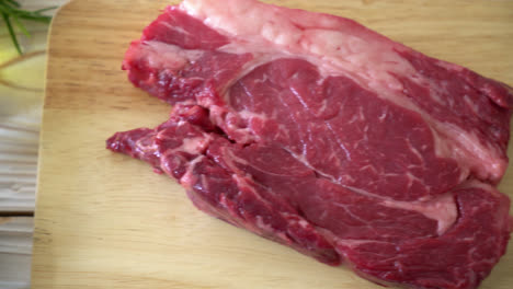 bistec de ternera cruda fresca o carne cruda