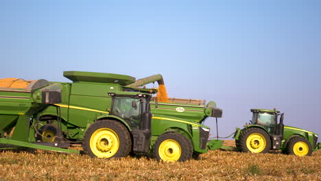 toma en cámara lenta de maíz que sale del tractor en el medio oeste de ee. uu.