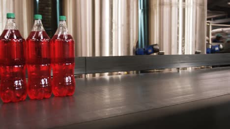 botellas que se mueven en la línea de producción