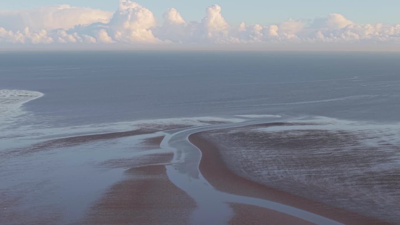 el río fane en la playa en el pueblo de blackrock en el amanecer nebuloso en el condado de louth, irlanda. fotografía aérea