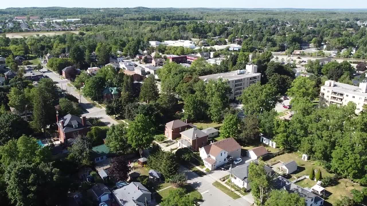 drone volando sobre el barrio suburbano de acton en un día soleado de verano