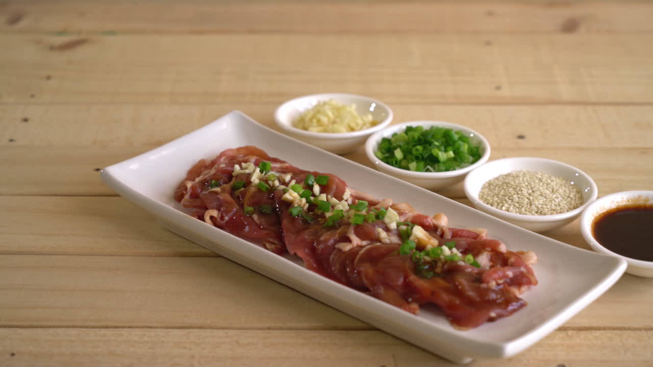 신선한 돼지고기 재료와 함께 슬라이스