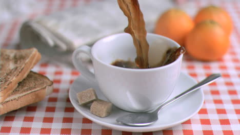 el desayuno se sirve en cámara súper lenta.