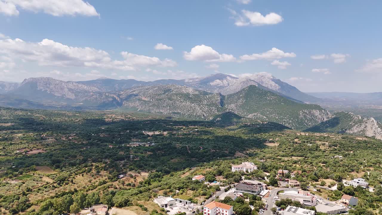Paesaggio sereno delle zone interne della Sardegna con montagne sotto un cielo blu limpido