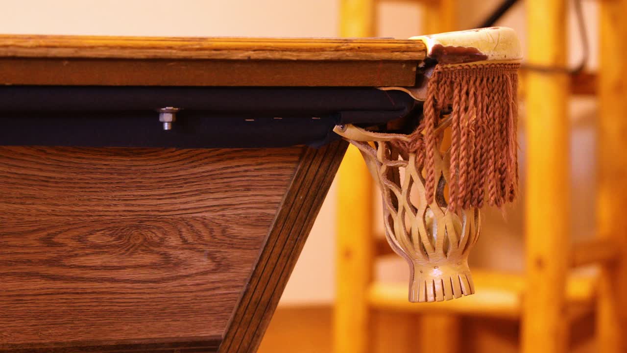 bola de billar blanca cayendo en el bolsillo de billar - cerrar