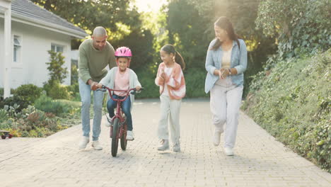 Familia,-Padres-Y-Niña-Con-Aprendizaje