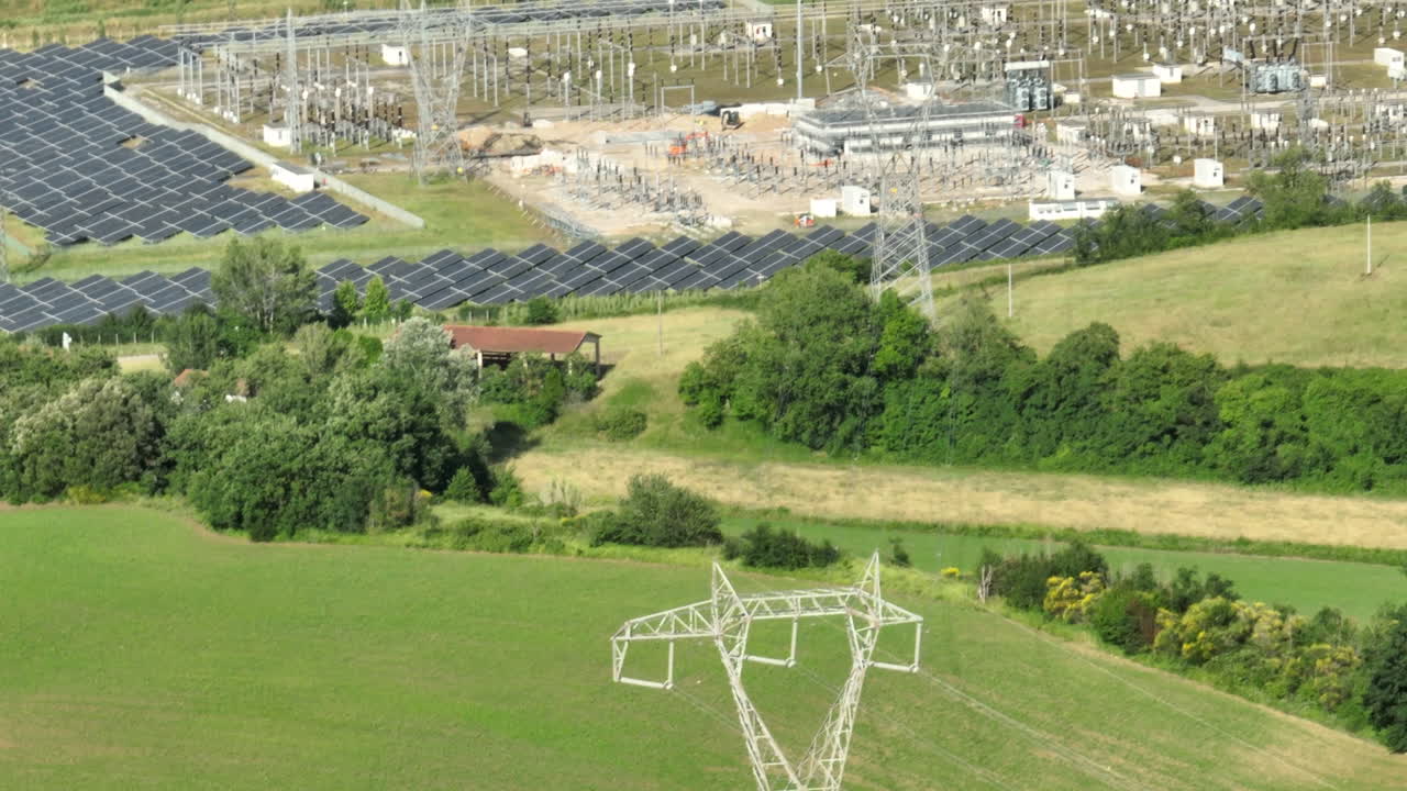 이탈리아의 전송 타워와 태양광 발전소