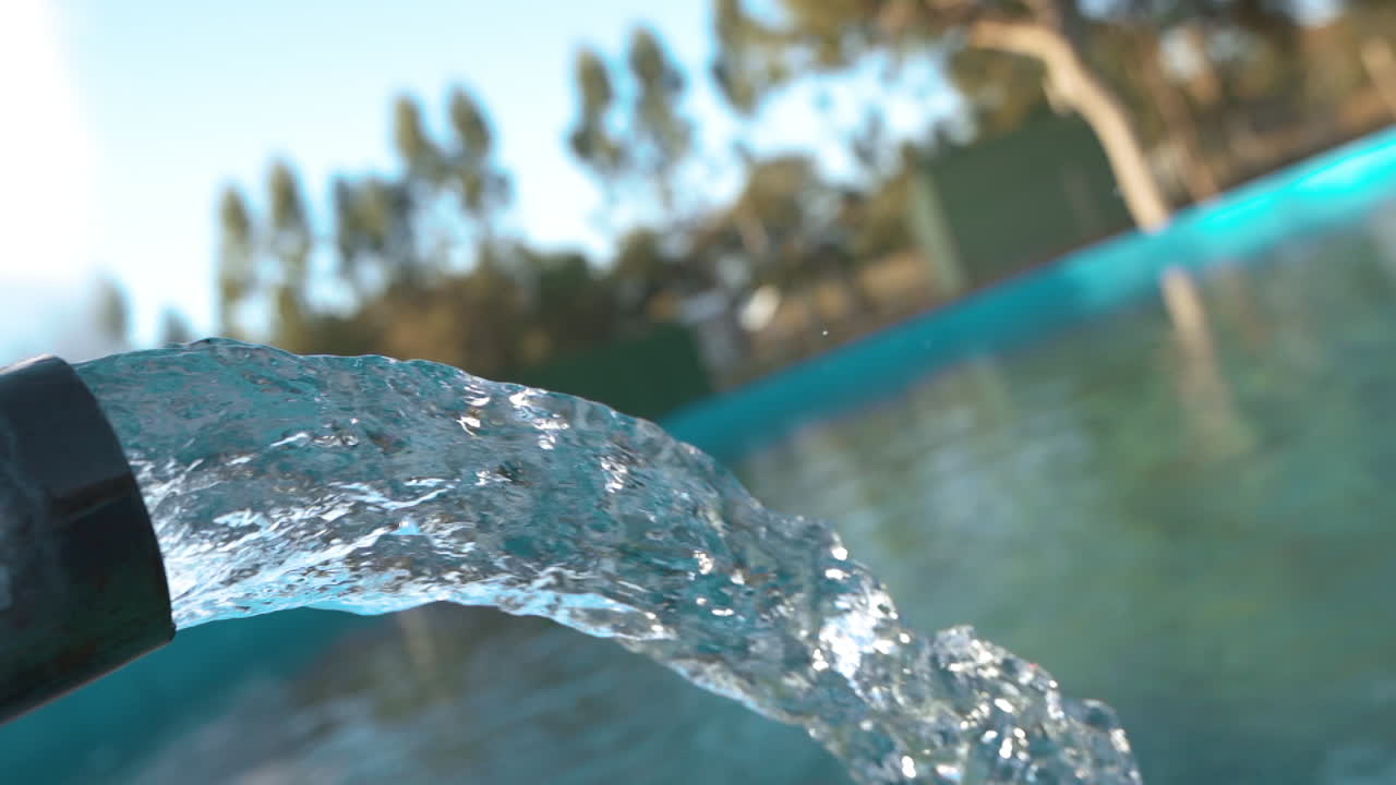 Un canale che riversa un volume considerevole di acqua in una stazione di trattamento, illustrando il processo vitale di gestione e purificazione dell'acqua.
