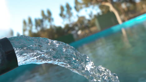 un canal que vierte un volumen sustancial de agua en una estación de tratamiento, que ilustra el proceso vital de gestión y purificación del agua