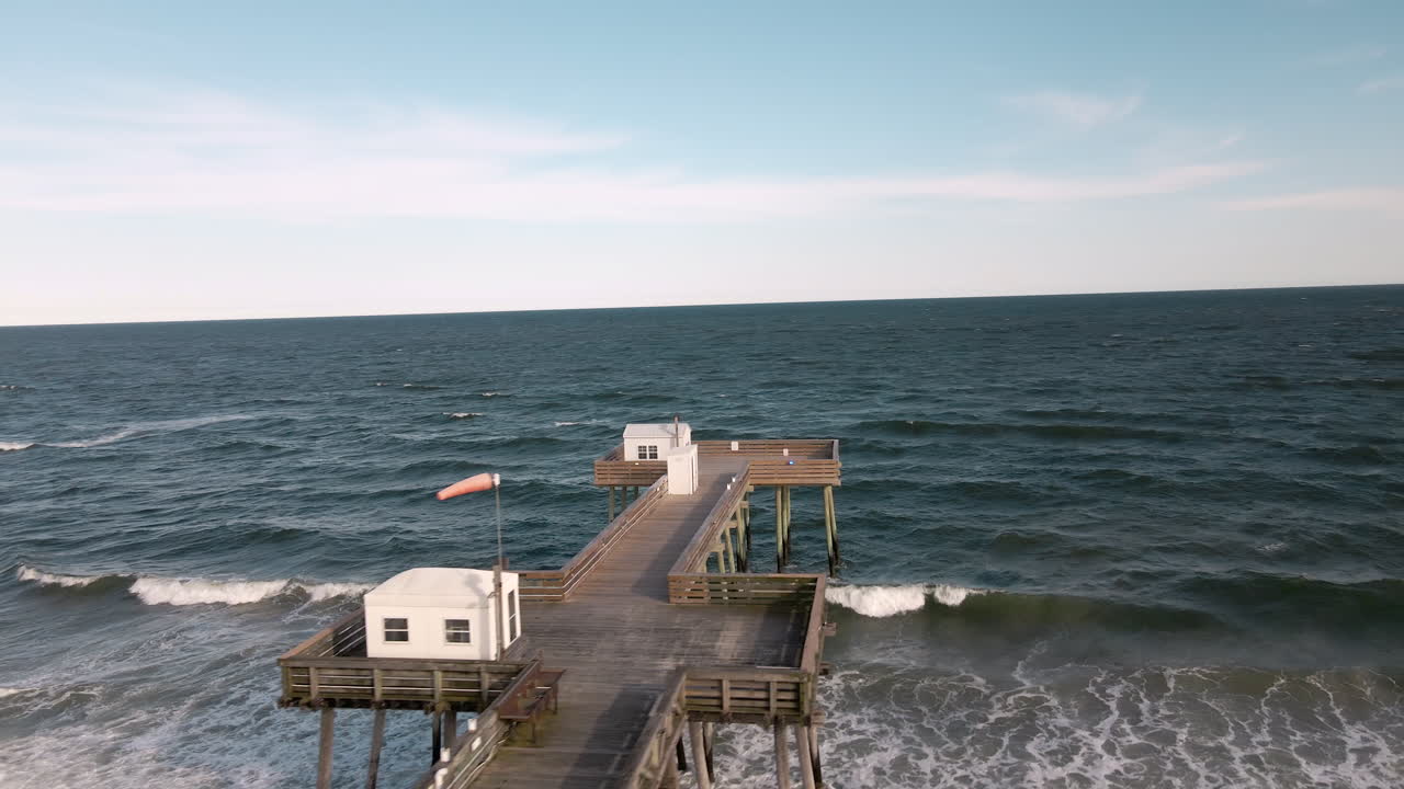 Ripresa aerea intorno al molo di pesca di Ocean City.