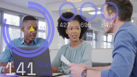 animación del procesamiento de datos financieros sobre diversas personas de negocios en la oficina
