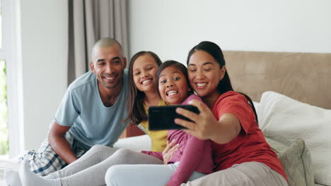 Dormitorio,-Selfie-Y-Familia-Con-Felicidad.