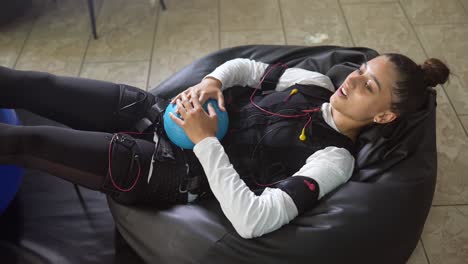 mujer relajándose durante la sesión de estimulación muscular de ems