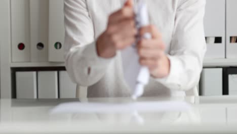 mujer rasgando contrato de papel en la oficina primer plano película 4k