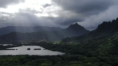 God-beams,-Kualoa-Ranch,-Hawaii