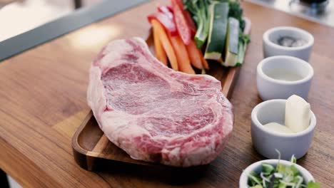 Steak-and-vegetables-on-a-cooking-board-panning