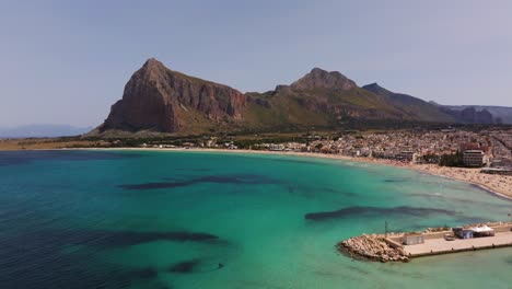 increíbles aguas turquesas en la playa de san vito lo capo en la ciudad turística siciliana