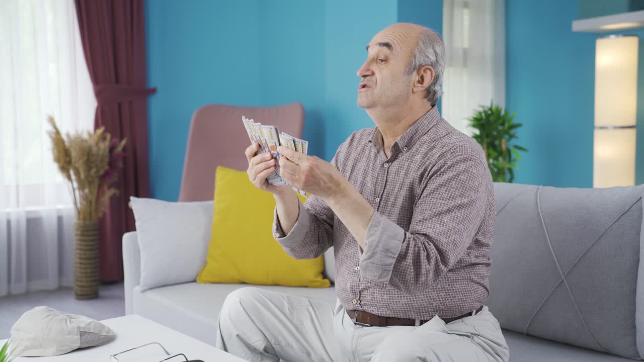 그  ⁇ 은이는 첫 번째 연금을 세고 행복합니다.