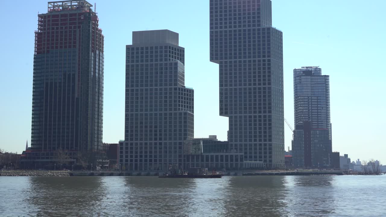 그린포인트, 브루클린의 바가에 있는 이상한 건물들