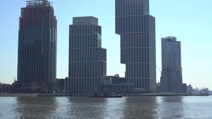 Edifícios peculiares em Greenpoint, Brooklyn, na orla