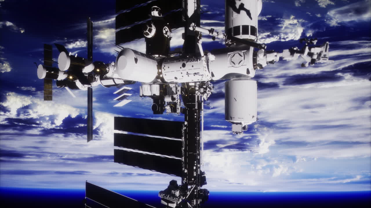 La Stazione Spaziale Internazionale orbita attorno alla Terra su uno sfondo di nuvole