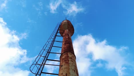 vieja torre de agua soviética oxidada