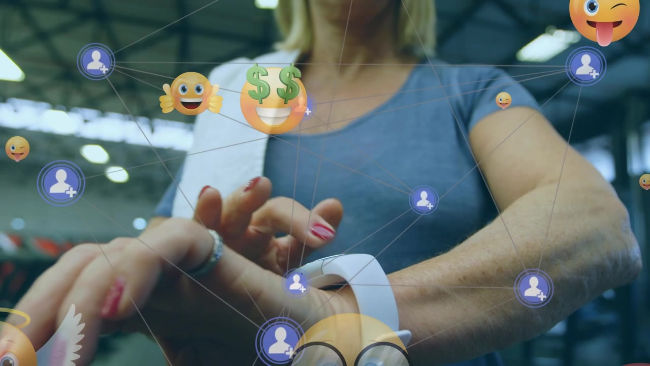 Donna che usa uno smartwatch in palestra con grafiche di social media