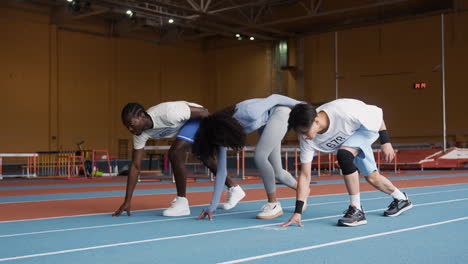 personas listas para correr en interiores