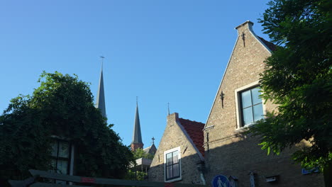 Detrás-De-La-Calle-Del-Mercado-De-Pescado-Con-La-Iglesia-Gouwekerk-Al-Fondo,-Gouda,-Países-Bajos