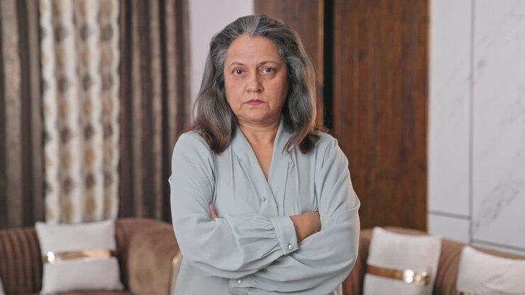 madre india seria de pie con las manos cruzadas