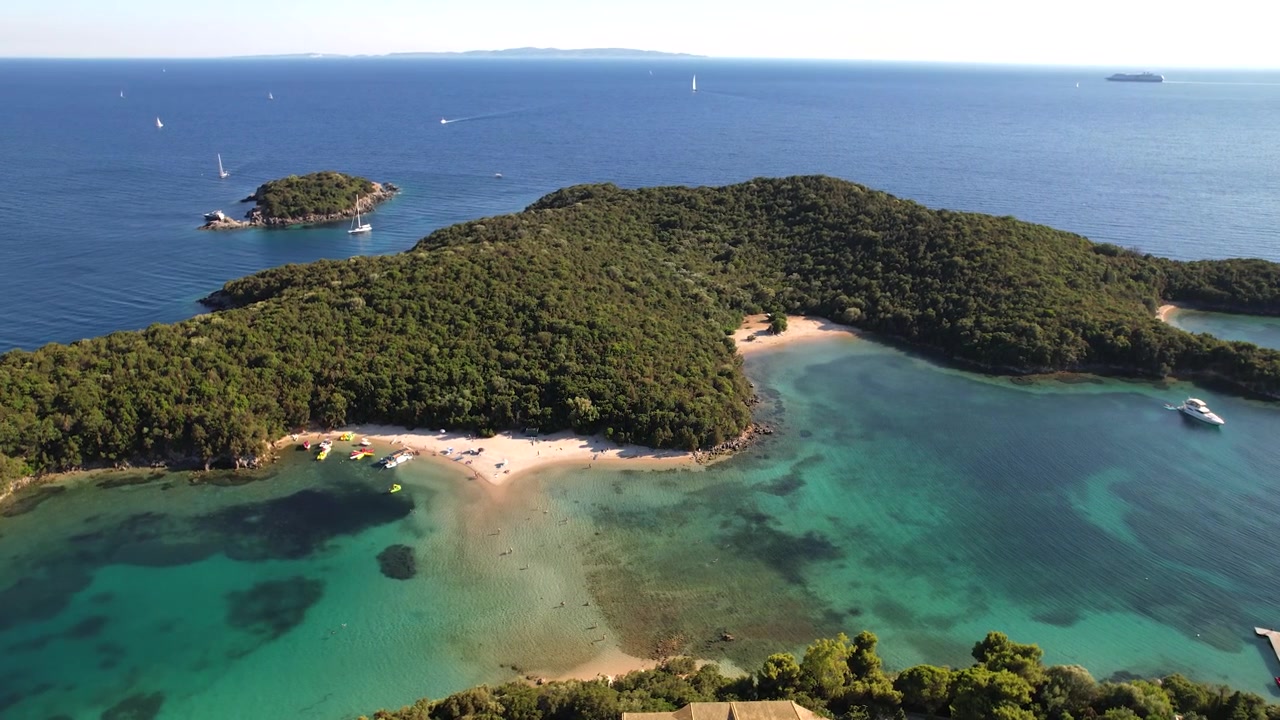 Bella Vraka Beach sull'isola di Mourtemeno, Sivota, Grecia, ampia veduta aerea, scatto di un punto di interesse