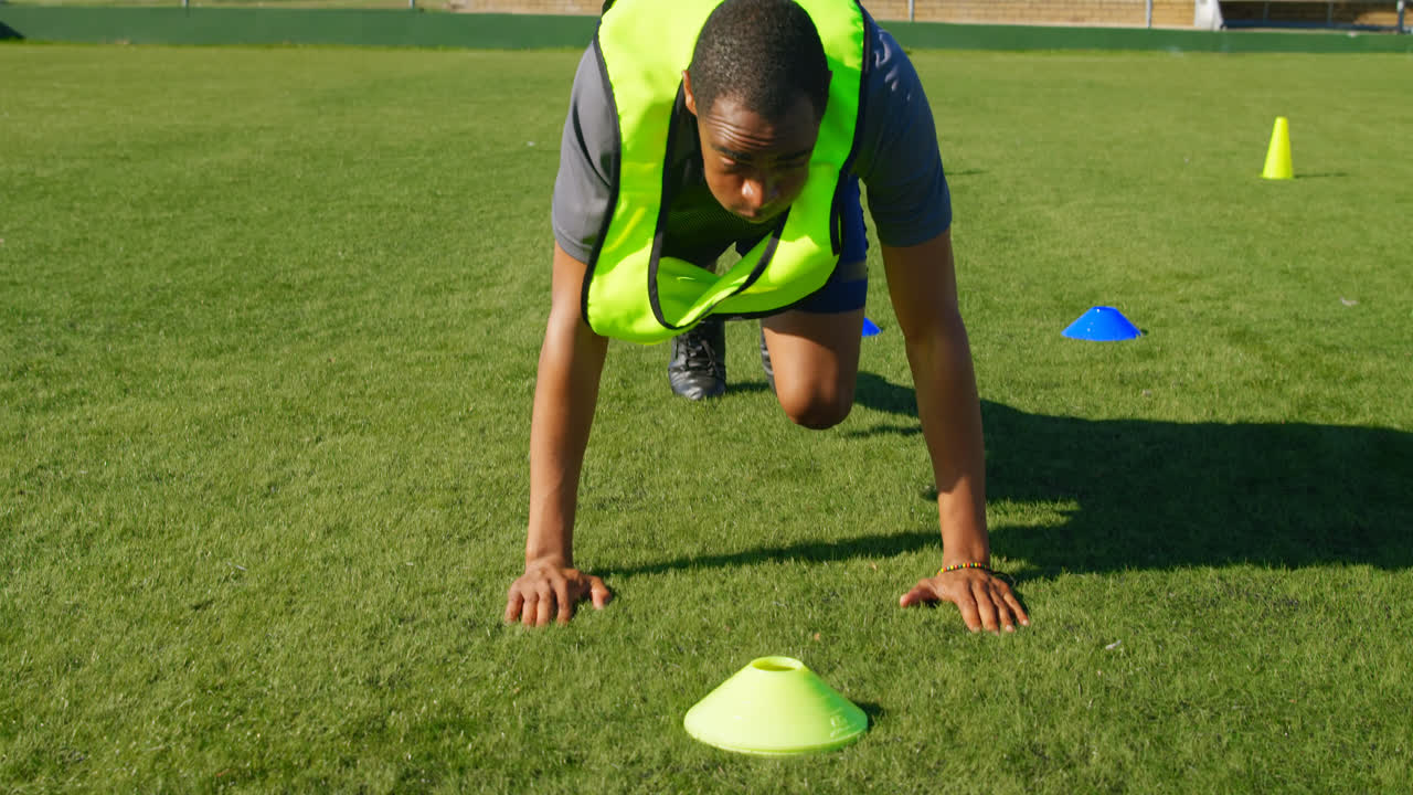 jugadores de fútbol ejercitándose en el campo 4k