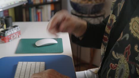 Experimente-El-Proceso-Creativo-De-Primera-Mano-Con-Este-Cautivador-Material-De-Archivo-De-Un-Autor-Profesional-Trabajando-En-Su-Computadora,-Que-Muestra-La-Dedicación-Y-El-Enfoque-Que-Se-Necesita-Para-Dar-Vida-A-Una-Historia