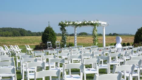 Preparándose-Para-La-Ceremonia-En-Una-Hermosa-Boda-De-Verano