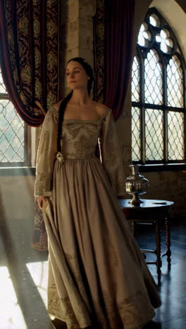 dama medieval con un vestido de lujo