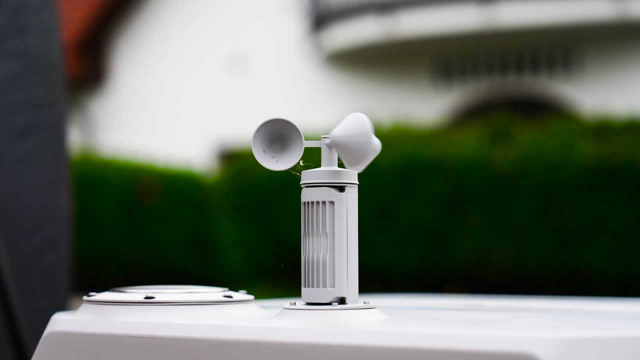 풍속계 측정 장치 바는 바람에 천천히 회전, 기상 방송국