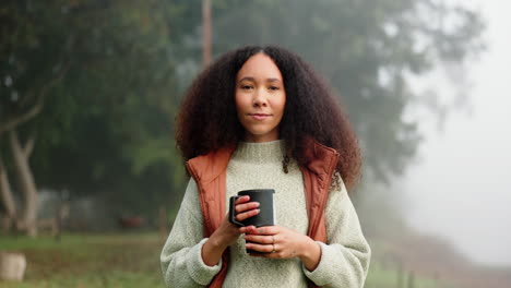 Retrato-De-Mujer-Con-Café