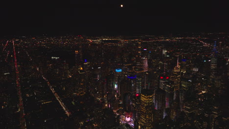 Luftpanoramablick-Auf-Die-Wolkenkratzer-Der-Innenstadt-Bei-Nacht.-Lange-Gerade-Straßen-Mit-Autolichtern.-Manhattan,-New-York-City,-Vereinigte-Staaten