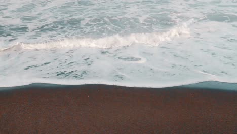 cu zeitraffer von wellen an einem strand