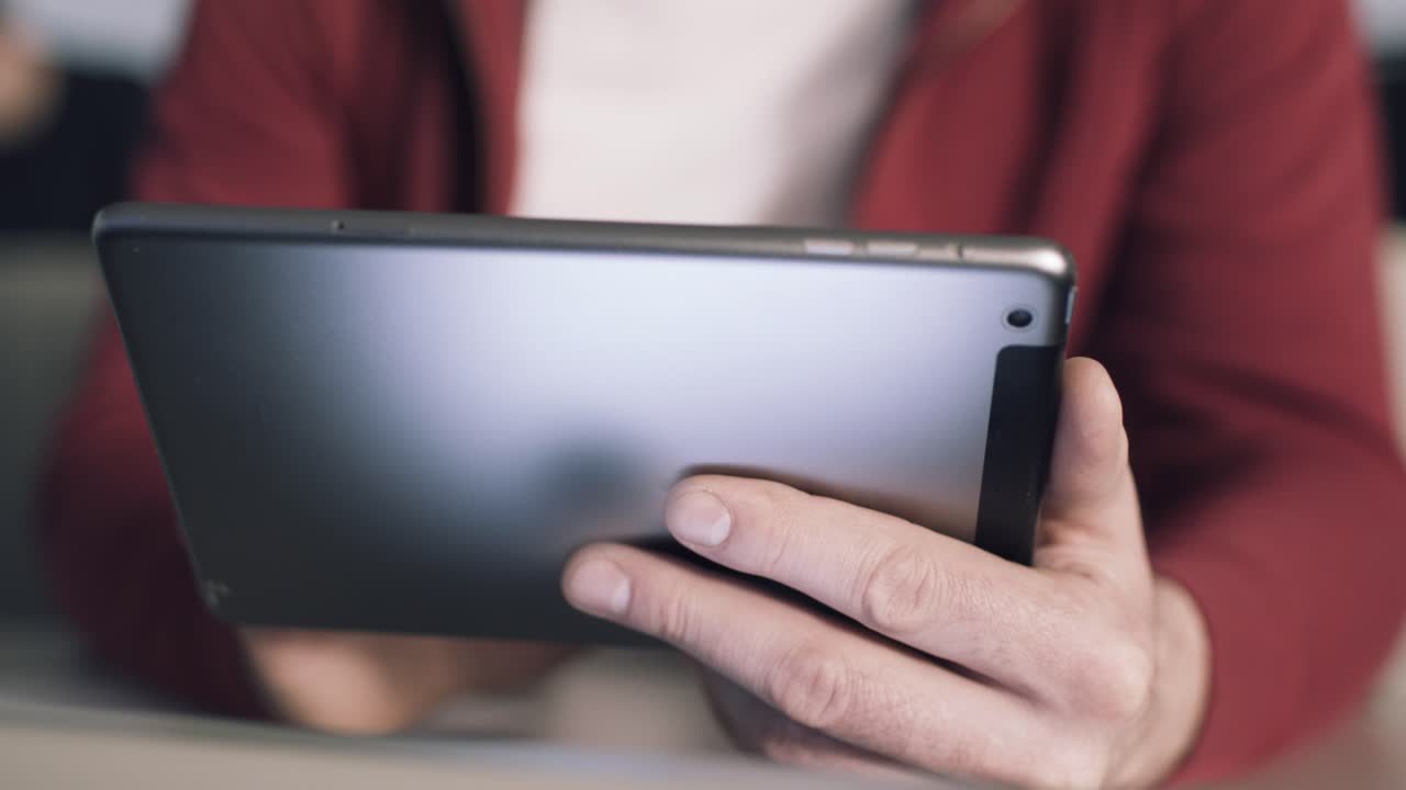 태블릿을 들고 사용하는 사람