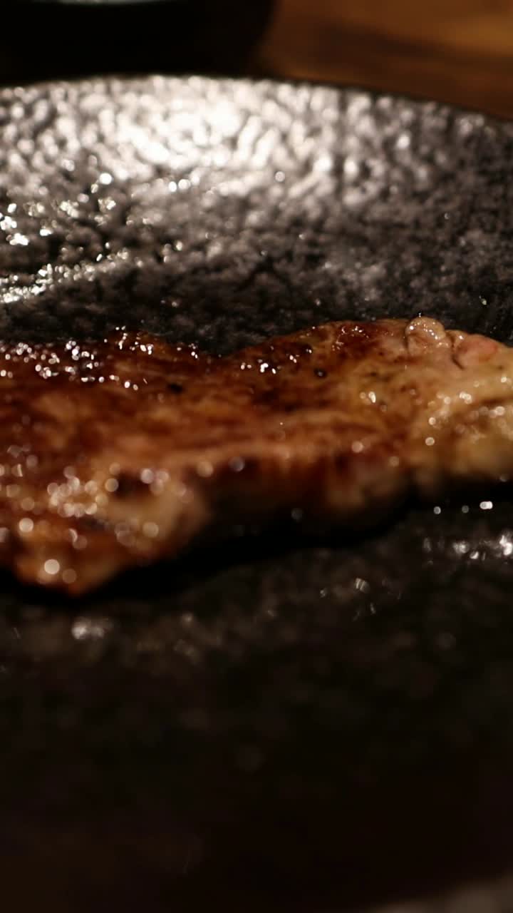 bistec a la parrilla, girado y servido en una sartén