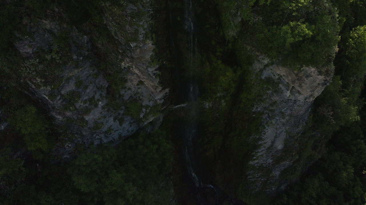 una vista de la montaña empinada con cascadas desde un teleférico en el parque borjomi, georgia