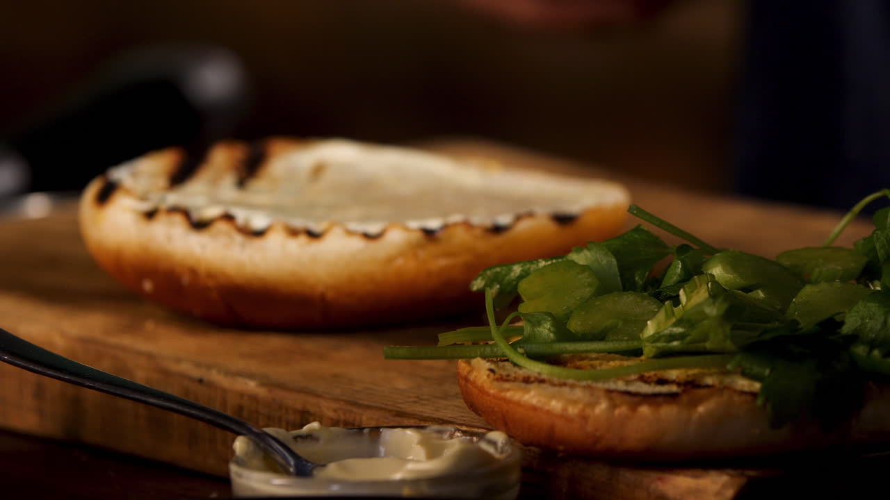 estoy preparando una hamburguesa gourmet.