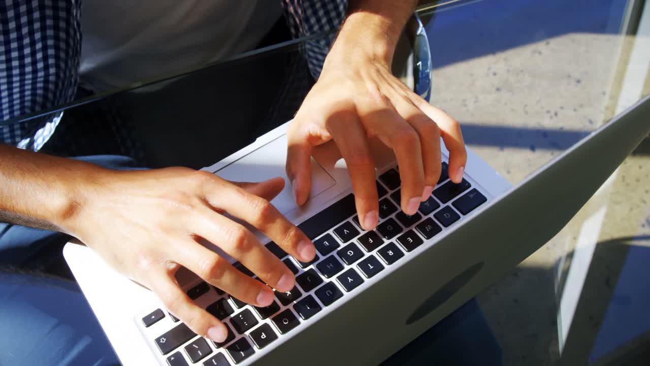 sección media del ejecutivo usando computadora portátil