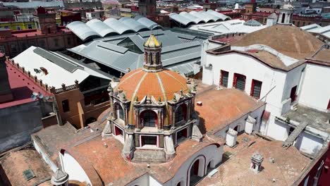 Cúpula-De-Techo-De-Intrincado-Diseño-En-Un-Edificio-En-La-Ciudad-De-Puebla---Estado-De-Puebla,-México