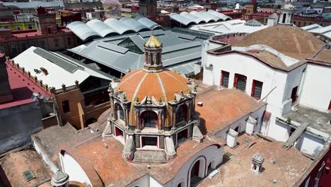 cúpula de techo intrincadamente diseñada en un edificio en la ciudad de puebla - estado de puebla, méxico