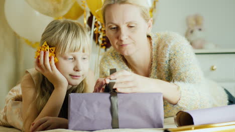 Mutter-Und-Tochter-Packen-Zusammen-Geschenke-Glückliche-Familienaktivität-Mit-Einem-Kind