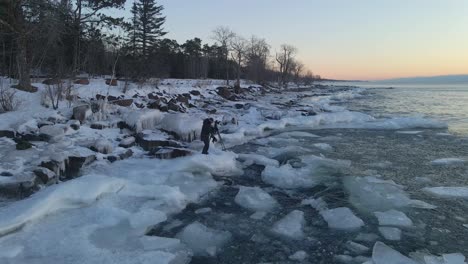 Fotograf-Mit-Einem-Stativ,-Das-Auf-Eis-Steht-Und-Eisberge-Am-Lake-Superior-Einfängt