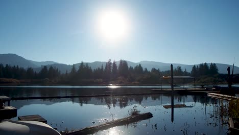 Dock-Bei-Sonnenuntergang-Mit-Vorbeifahrenden-Booten